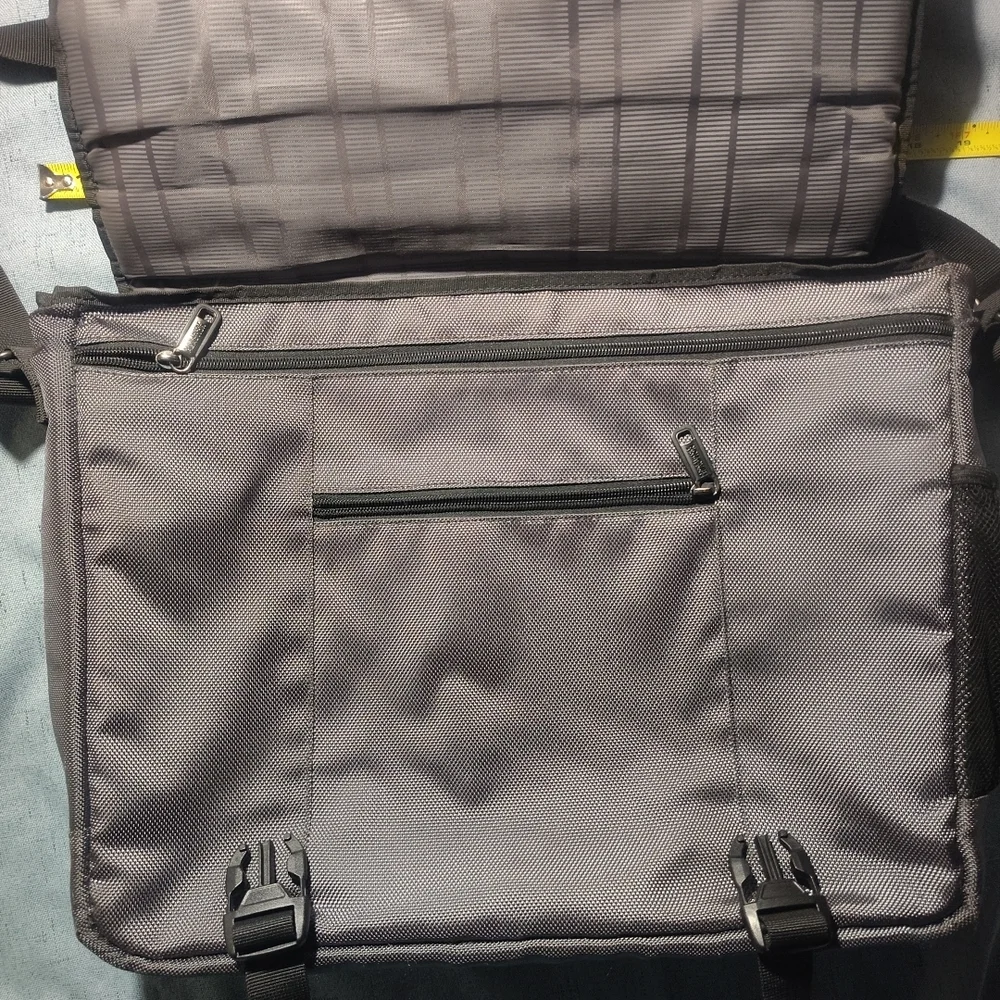 Kenneth Cole Reaction Gray Laptop Messenger Bag